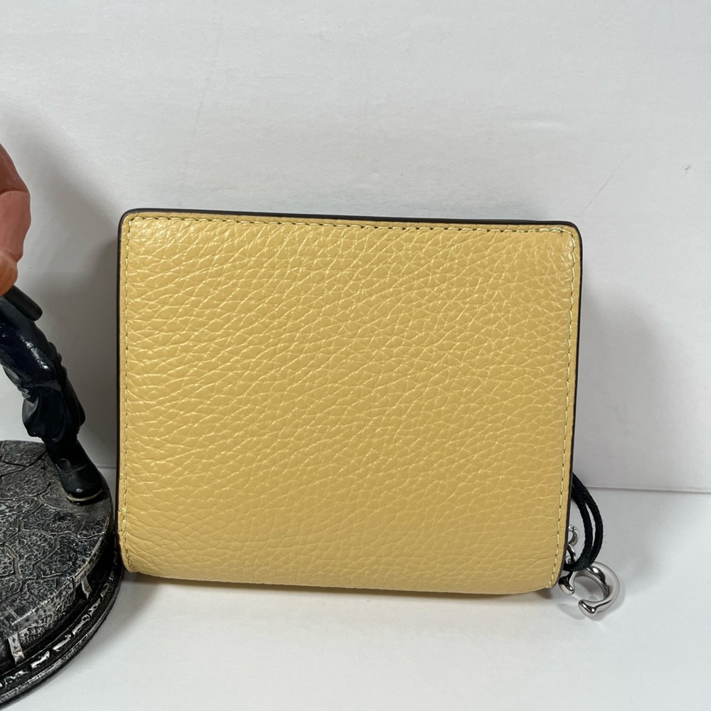 Coach X Peanuts Snap Wallet With Charlie Brown NWT - Picture 2 of 4